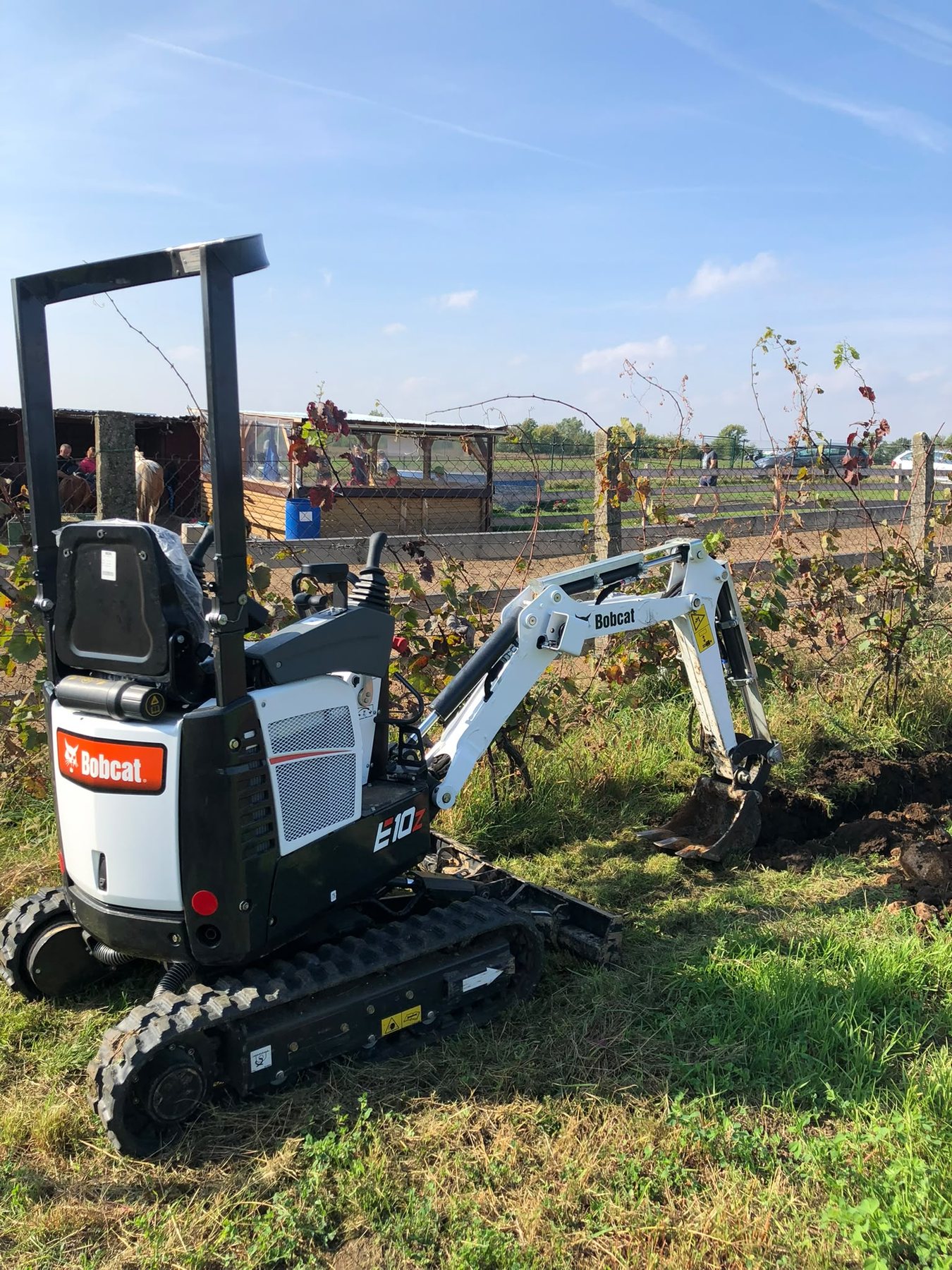 Bobcat E10z při práci